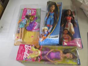 lot 13 image: 4 barbies ...