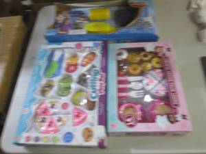 lot 21 image: playsets...