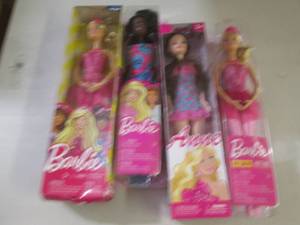 lot 30 image: 4 barbies ...