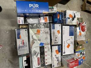 lot 19 image: Pallet of mixed condition sinks and vanity tops