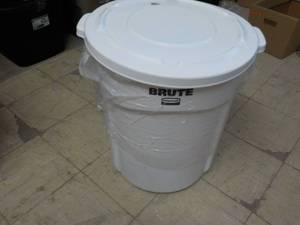 Rubbermaid Round Brute Container wi...