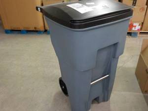 Rubbermaid Brute Xlarge Garbage con...