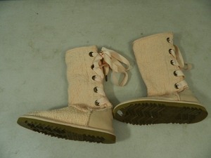lot 20 image: Little Girls Pink Ugg Boots