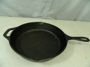 lot 31 image: Lodge 8SK 10 Inch Cast Iron Skillet