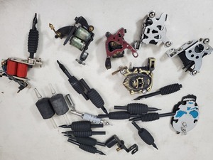 lot 61 image: Assorted Tattoo Guns and Accessories