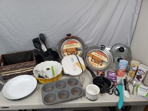 lot 162 image: Kitchen Items