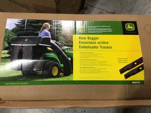 John Deere 42 in. Twin Bagger for 100 &amp 200 Series Tractors BG20776&nbsp&nbspCustomer Returns Open Box See Pictures
