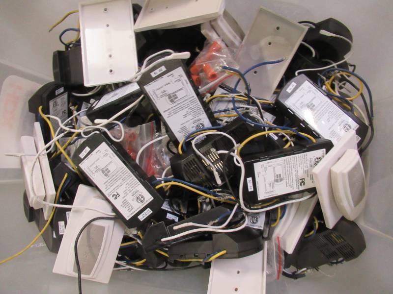 lot 805 image: WHOLESALE MIXED BIN OF MISCELLANEOUS CEILING FAN RECEIVERS AND REMOTES