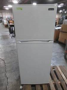 lot 326 image: Magic Chef 9.9 cu. ft. Top Freezer Refrigerator in White HVDR1040W