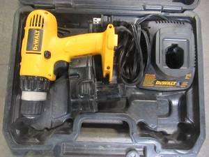 lot 26 image: DEWALT 38 VSR Cordless Drilldriver DW928