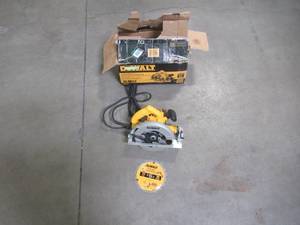 lot 31 image: DEWALT 15 Amp 7-14 in. Lightweight Circular Saw DWE575
