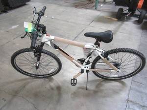 lot 43 image: Huffy Incline 26 in. Mens Bike 26329