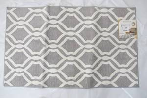 lot 475 image: Town & Country Living Kingston 27 In x 45 In Grey White Accent Rug