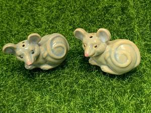 North Dakota Rosemeade Pottery Pair of Mice (rare)
