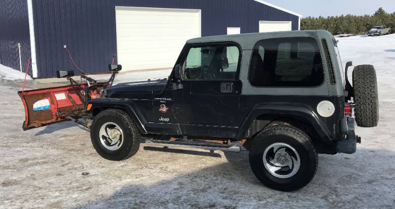 lot 4 image: 1999 Jeep Wrangler Sahara 4x4 w Plow