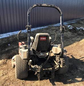 lot 6 image: 2002 Toro Z255 Lawn Mower with Bagger & Weights