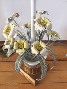 Vintage Metal Flower Table Lamp