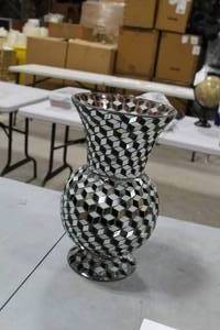 lot 1242 image: Vase 9Dx16H