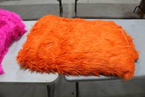 lot 1258 image: Shaggy Fur Fabric Orange 84Lx65W