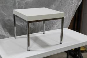 lot 1434 image: End Table White 18Wx18Dx15H