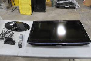 lot 1351 image: Samsung 32 Flat Screen TV with Remote Control and Table Base