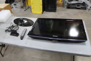 lot 1451 image: Samsung 32 Flat Screen TV with Remote Control and TV Base