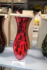 lot 1576 image: Table Vase RedBlack 7Dx20H (in box)