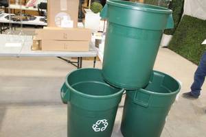 lot 1585 image: Lot of (3) Rubbermaid Brute Plastic Trash Can 32 Gallon