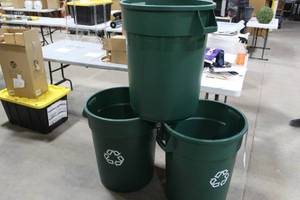lot 1590 image: Lot of (3) Rubbermaid Brute Plastic Trash Can 32 Gallon