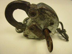 lot 509 image: VINTAGE ADLAKE BURLINGTON-NORTHERN RAILROAD STEEL SWITCH LOCK, WITH CHAIN, BRASS KEY