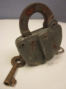 lot 511 image: VINTAGE ADLAKE CHICAGO-GREAT-WESTERN RAILROAD STEEL SWITCH LOCK, WITH CHAIN, BRASS KEY