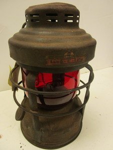 lot 518 image: VINTAGE EMBURY LUCK-E-LITE CABOOSE LANTERN W RED-GLASS NO. 10 E GLOBE