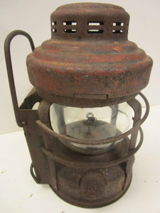 lot 519 image: VINTAGE EMBURY LUCK-E-LITE CABOOSE KEROSENE LANTERN W CLEAR NO.10 E GLOBE