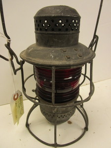 lot 520 image: VINTAGE ARMSPEAR RAILROAD LANTERN, W RED-RIBBED GLOBE, G.N. RY, 1925