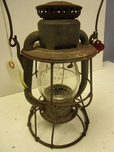 lot 523 image: VINTAGE DIETZ VESTA RAILROAD LANTERN