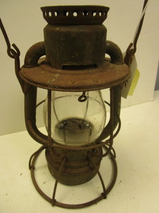 lot 524 image: VINTAGE DIETZ VESTA RAILROAD LANTERN, WITH CLEAR GLOBE, NEW YORK USA