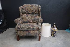 RECLINER CHAIR WITH LAMP