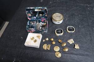 WOMANS JEWERLY