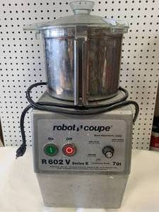 lot 16 image: Robot Coupe R602V 7 Quart Food Processor