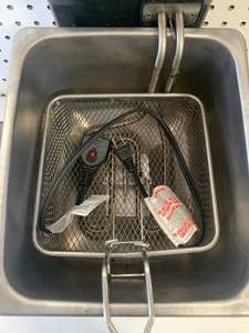 lot 19 image: Cuisinart CDF-170 Deep Fryer 3.4qt