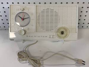 lot 26 image: 1950s RCA Victor Tube Clock Radio