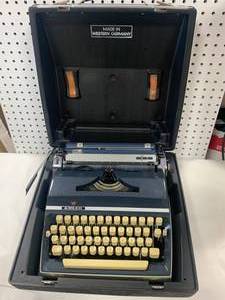 lot 34 image: Adler J5 Typewriter with Case Made in West Germany