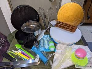 lot 124 image: HUGE Cake Decorating Set - Springboard Pans, Icing Tips, Lots More