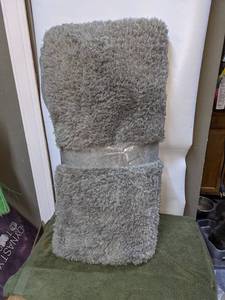 lot 15 image: Gorilla Grip 5 x 8 Area Rug