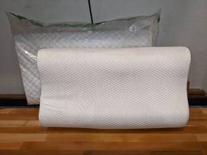 lot 20 image: CertiPUR-US UTTU Standard 100 Pillow & Queen Contour Pillow