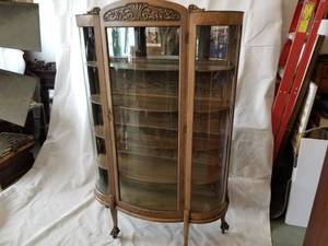 lot 3 image: Antique Oak Curved Glass China Cabinet