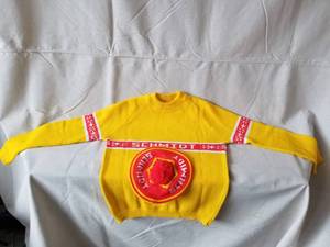 lot 11 image: Vintage Schmidt Brewery Sweater and Beret