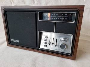 lot 15 image: Zenith H430W Radio with Bass Booster