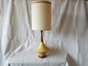 lot 18 image: Yellow Mid Century Modern Lamp