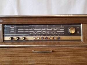 lot 5 image: Mid Century Grundig Console